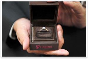 知道訂婚鑽戒（Engagement Ring）真正的意義嗎？為您倆即將展開的人生旅程，獻上最特別的光輝。