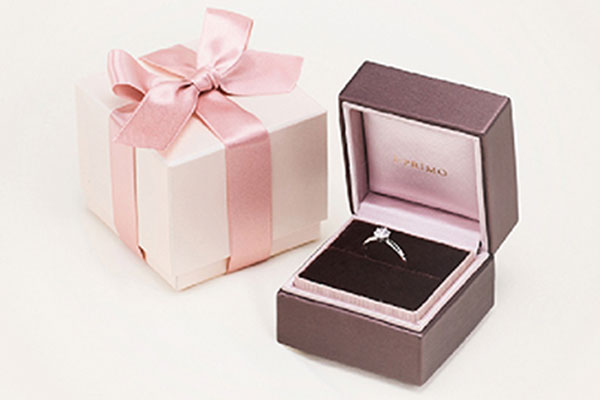 用自己挑選的戒指求婚