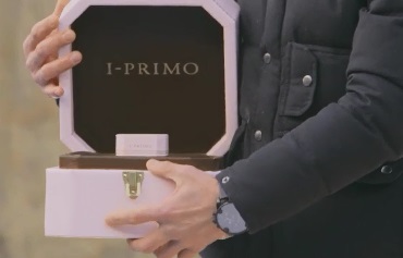 盒子打開後，裡面還有一個小盒子。 上面有著「I-PRIMO」的字樣。