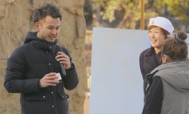 男方認真地說著求婚宣言。 男方認真地說著求婚宣言。
